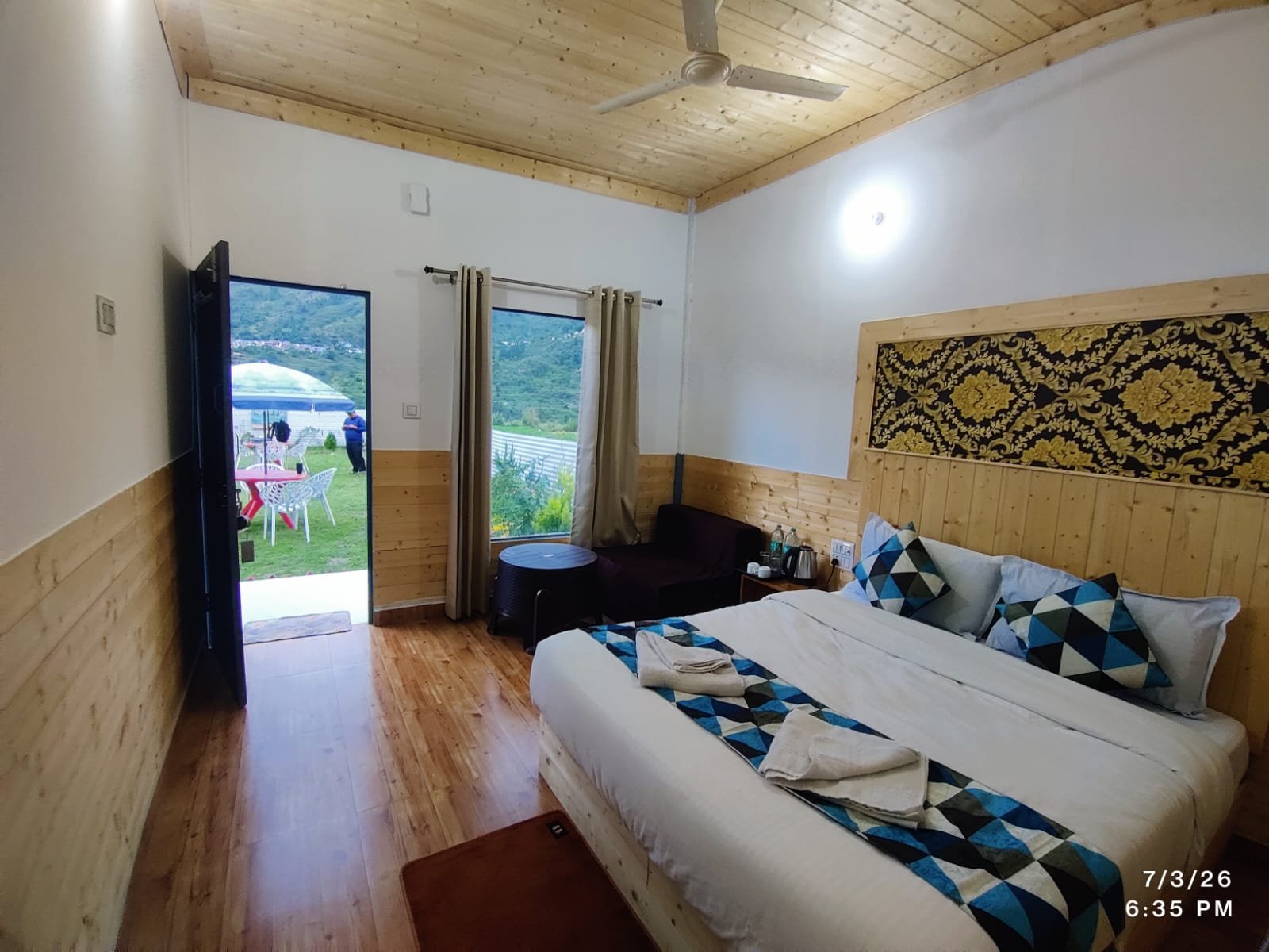 Deluxe Valley View Room